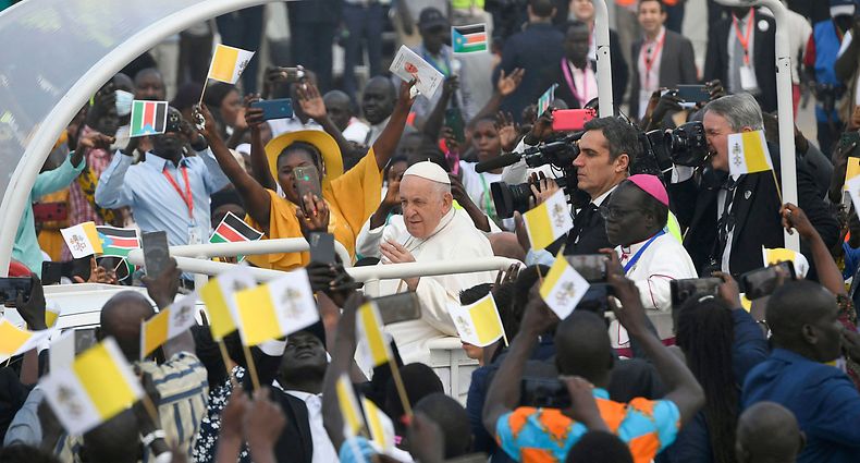 Pope Francis (C) waves as he arrives by popemobile for the holy mass at the John Garang Mausoleum in Juba, South Sudan, on February 5, 2023. - Pope Francis wraps up his pilgrimage to South Sudan with an open-air mass on February 5, 2023 after urging its leaders to focus on bringing peace to the fragile country torn apart by violence and poverty. The three-day trip is the first papal visit to the largely Christian country since it achieved independence from Sudan in 2011 and plunged into a civil war that killed nearly 400,000 people. (Photo by Simon MAINA / AFP)