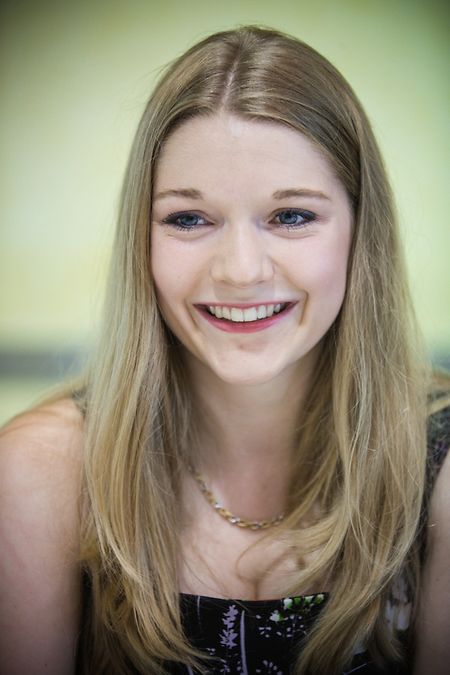 Die angehende Studentin freut sich auf ihre neue Aufgabe.