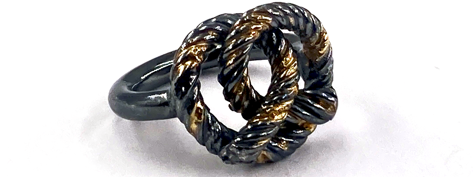 Diese Brezel sieht zum Anbeißen aus: Ring aus geschwärztem Silber mit Goldflächen.
