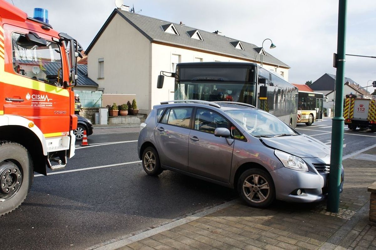 La voiture a fini sa course contre un lampadaire.