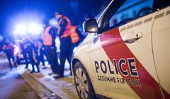 Durante o transporte para a esquadra, o homem continuou a resistir e dois carros da polícia foram ligeiramente danificados.