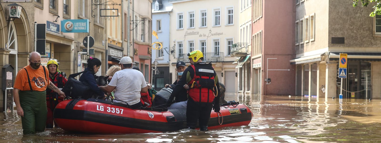 Einwohner von Echternach mussten im vergangenen Sommer per Schlauchboot evakuiert werden.