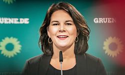 ARCHIV - 29.03.2021, Berlin: Annalena Baerbock, Bundesvorsitzende von Bündnis 90/Die Grünen, spricht bei einer Pressekonferenz nach der Sitzung des Grünen Bundesvorstands. Die Grünen-Vorsitzende soll ihre Partei als Kanzlerkandidatin in die Bundestagswahl führen. Der Bundesvorstand der Grünen nominierte sie am Montag für den Spitzenposten, wie die Partei in einem Rundschreiben an Unterstützer mitteilte. Die Entscheidung muss noch auf einem Parteitag vom 11. bis 13. Juni bestätigt werden, die Zustimmung gilt aber als sicher. Foto: Michael Kappeler/dpa +++ dpa-Bildfunk +++