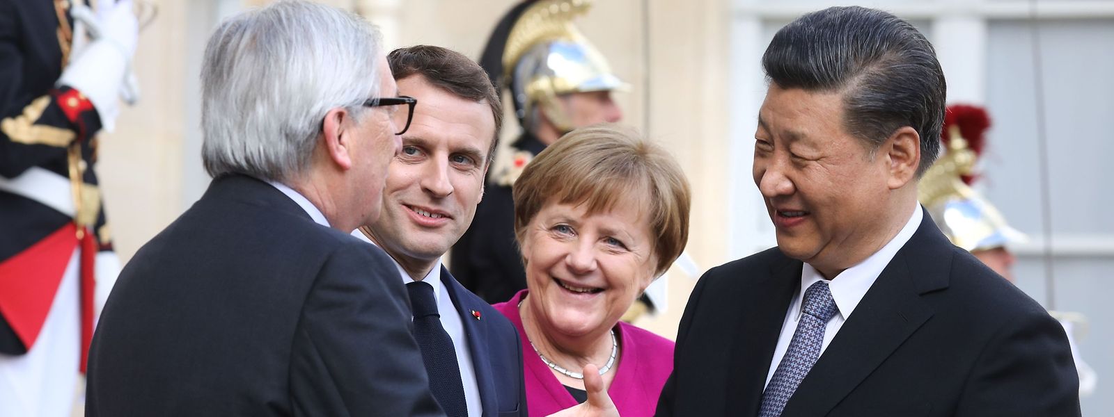 Auf Schmuse-Kurs in Paris: (v.l.n.r.) EU-Kommissionspräsident Jean-Claude Juncker mit dem französischen Präsidenten  Emmanuel Macron, der deutschen Kanzlerin Angela Merkel und dem chinesischen Präsidenten Xi Jinping.