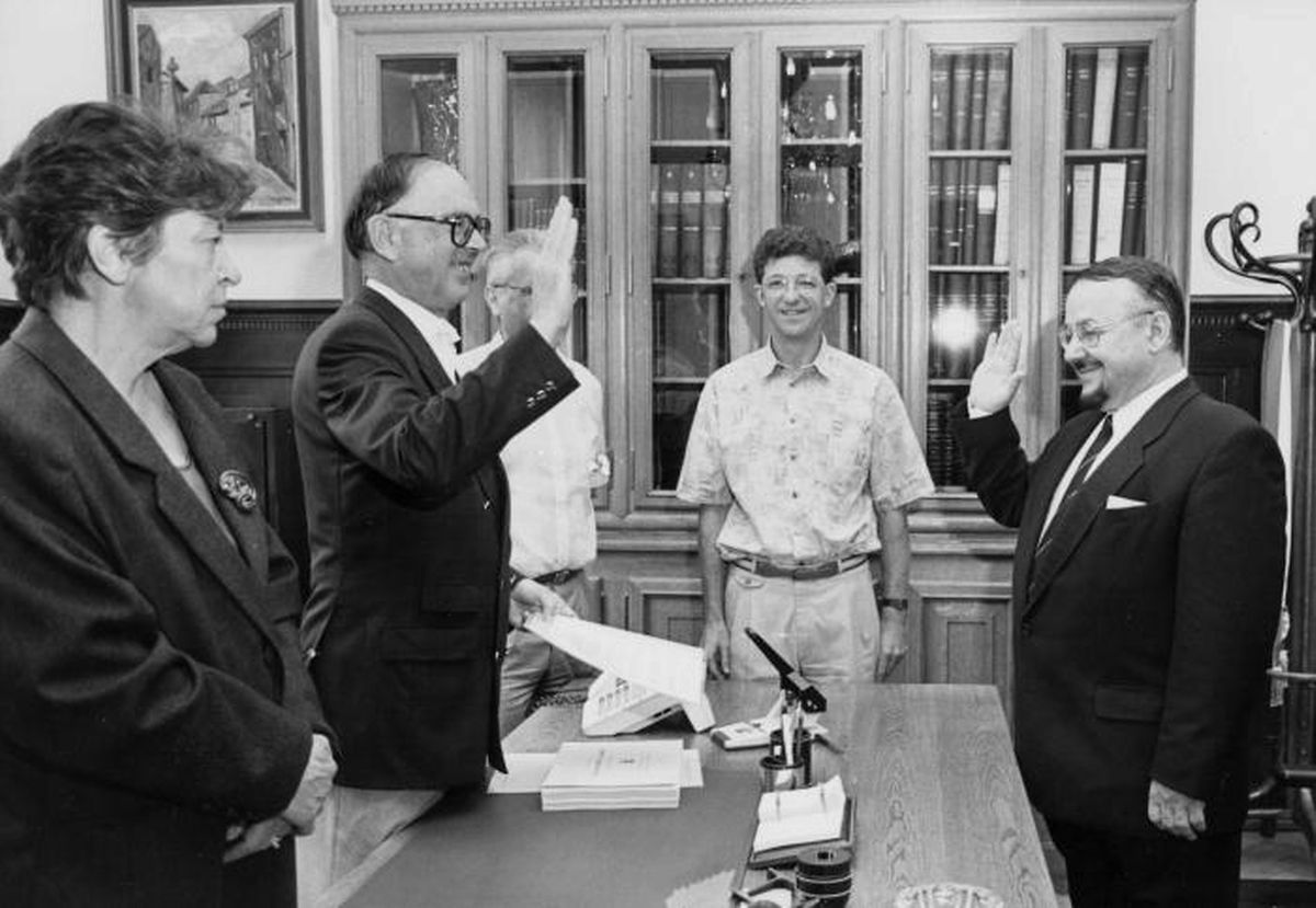 Josy Mischo prêtant serment en tant que nouveau conseiller CSV en 1992. 