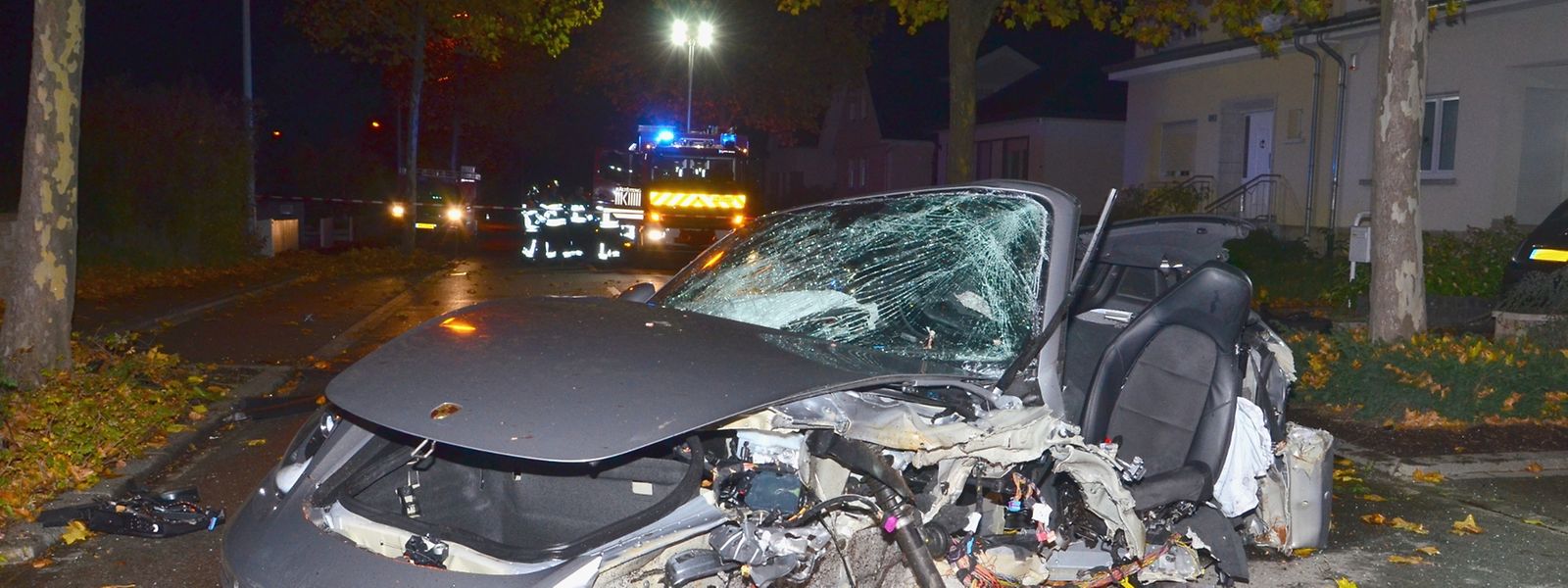Der Wagen wurde nach dem Aufprall noch mehrere Meter weiter zurück auf die Straße geschleudert. 