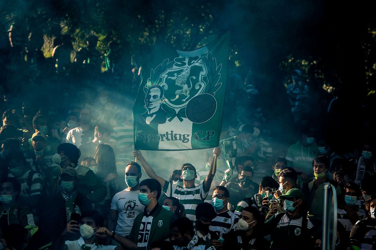 Festejos e confrontos entre adeptos e polícia na noite em que o Sporting voltou a conquistar o campeonato nacional, 19 depois.