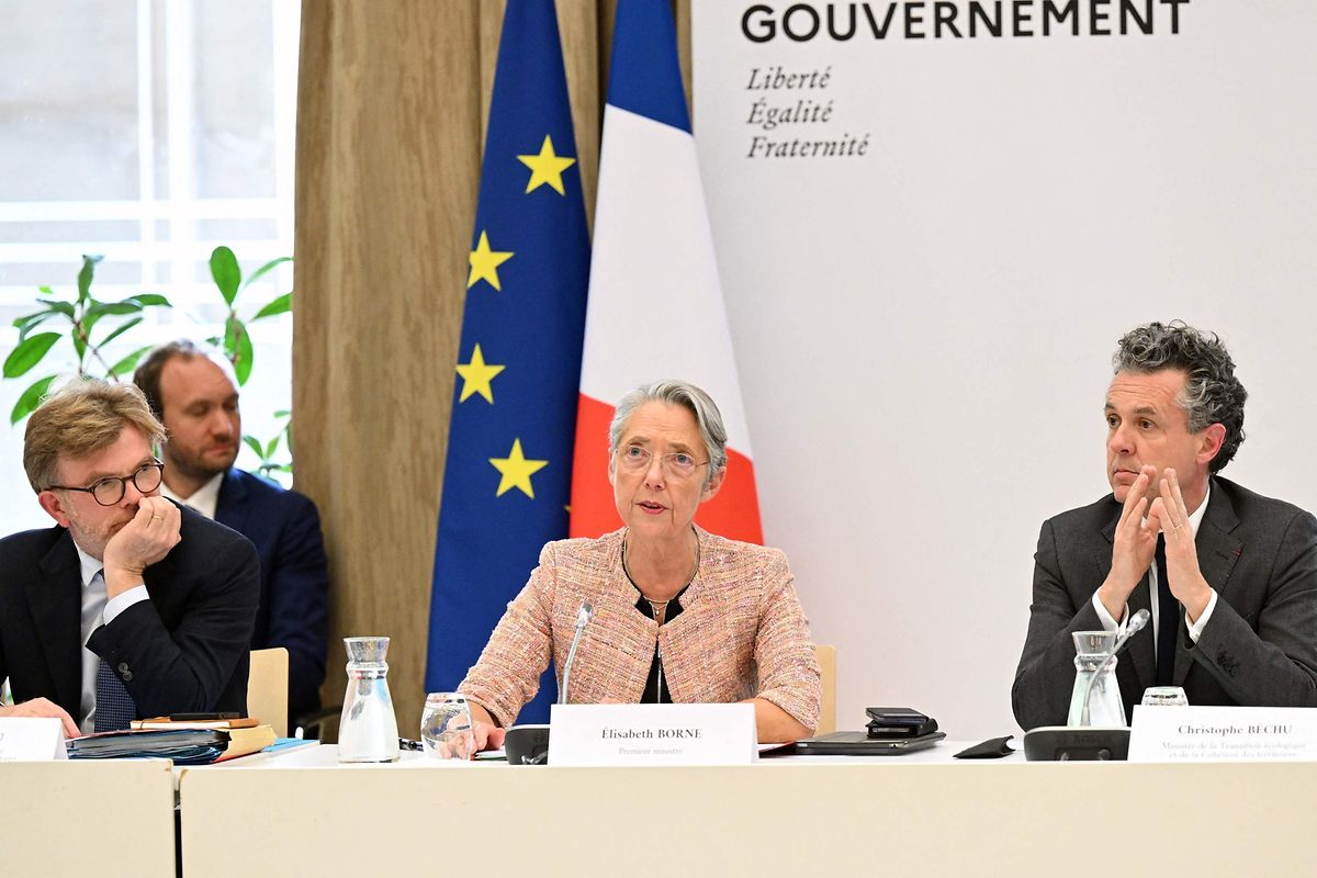 Die französische Premierministerin Elisabeth Borne und Umweltminister Christophe Béchu (rechts) trafen sich am Montag in Paris mit Mitgliedern des Nationalen Rates für den ökologischen Wandel.