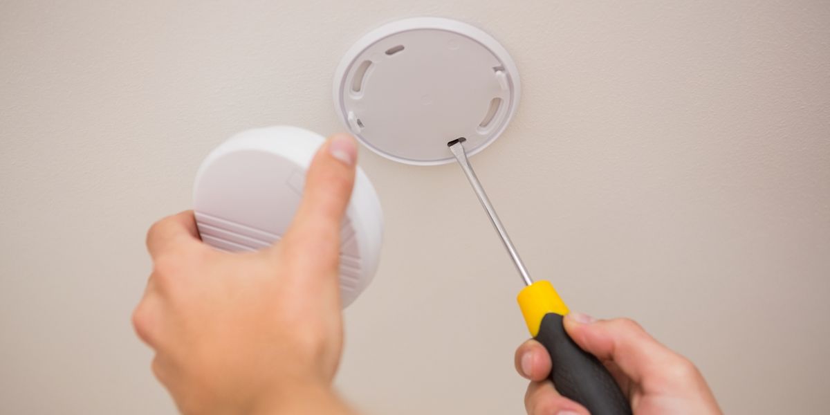 Selbst ungeübte Handwerker können Rauchmelder selbst an der Decke anbringen.