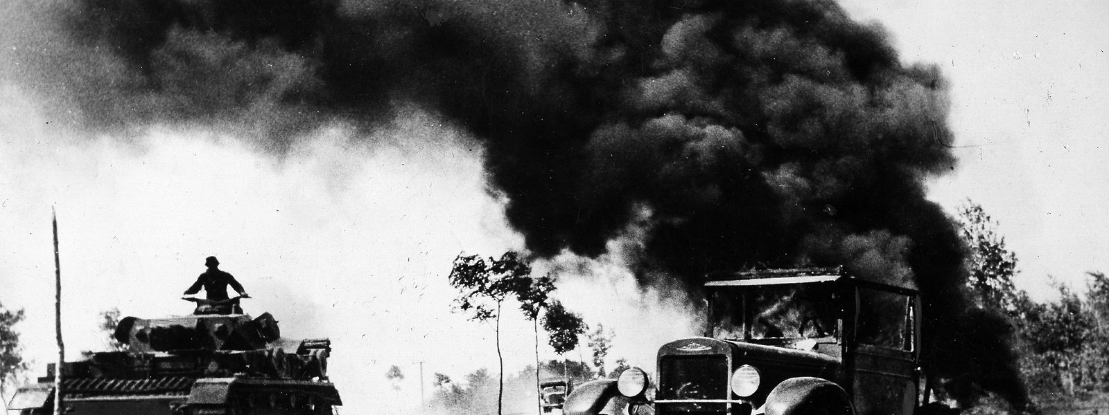 Am 22. Juni 1941 beginnt die „Operation Barbarossa“: Auf dem Foto ist ein deutscher Panzer IV zu sehen, rechts ein brennendes sowjetisches Auto.