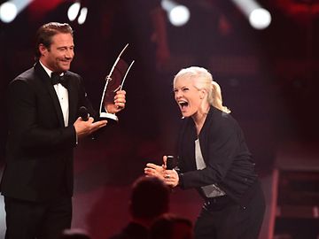 Schräge Töne zum Echo-Neustart : "Gigantische Ehre" und ein Schimpansen-Popsong