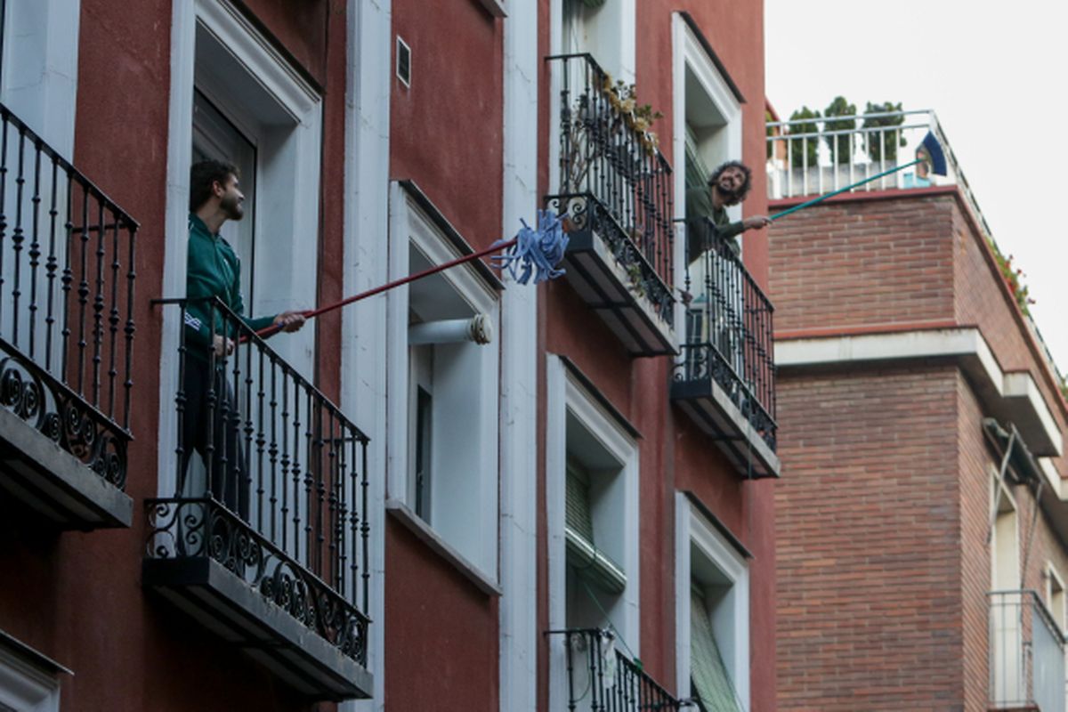 Die Bewohner des Stadtteils Lavapies in Spanien wedeln mit dem WIschmopp zur "Reinigung des Virus". 