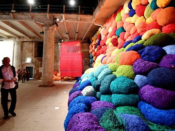 Rundgang über die Venedig-Biennale : Jesus eisgekühlt und Häkelstudio 