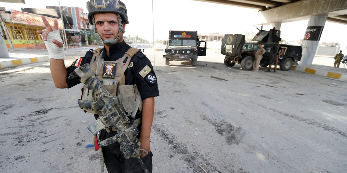 A member of Iraqi counterterrorism forces gestures in Falluja, Iraq, June 26, 2016. REUTERS/Thaier Al-Sudani