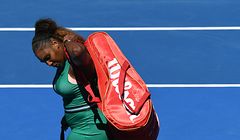 23.03.2019, Australien, Melbourne: Tennis, Grand Slam, WTA-Tour, Australian Open, Einzel, Damen, Viertelfinale, S. Williams (USA) - Pliskova (Tschechien). Serena Williams geht nach dem verlorenen Match vom Platz. Foto: Julian Smith/AAP/dpa +++ dpa-Bildfunk +++