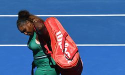23.03.2019, Australien, Melbourne: Tennis, Grand Slam, WTA-Tour, Australian Open, Einzel, Damen, Viertelfinale, S. Williams (USA) - Pliskova (Tschechien). Serena Williams geht nach dem verlorenen Match vom Platz. Foto: Julian Smith/AAP/dpa +++ dpa-Bildfunk +++