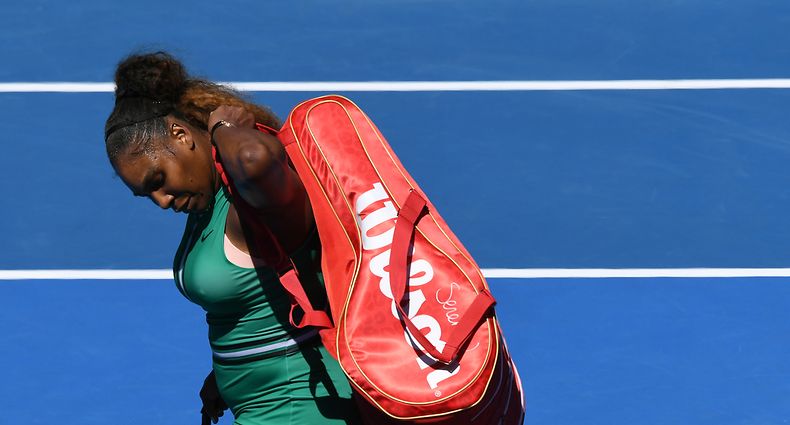 23.03.2019, Australien, Melbourne: Tennis, Grand Slam, WTA-Tour, Australian Open, Einzel, Damen, Viertelfinale, S. Williams (USA) - Pliskova (Tschechien). Serena Williams geht nach dem verlorenen Match vom Platz. Foto: Julian Smith/AAP/dpa +++ dpa-Bildfunk +++