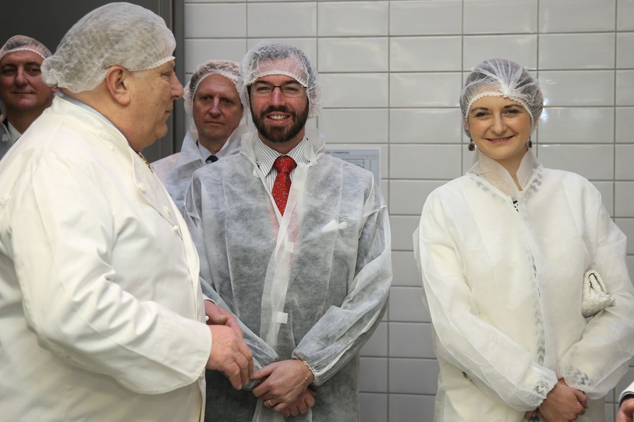 Aus hygienischen Gründen musste sich das Paar beim Besuch eine Haube und einen Umhang überziehen.