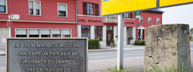Links stark vergrößert die Plakette, die an der Eingangstür des „Hotel de la frontière“ in Frisingen hängt. Rechts im Bild der verwitterte Grenzstein, der genau vor dem Hotel die Abgrenzung zwischen Frankreich und Luxemburg zieht.