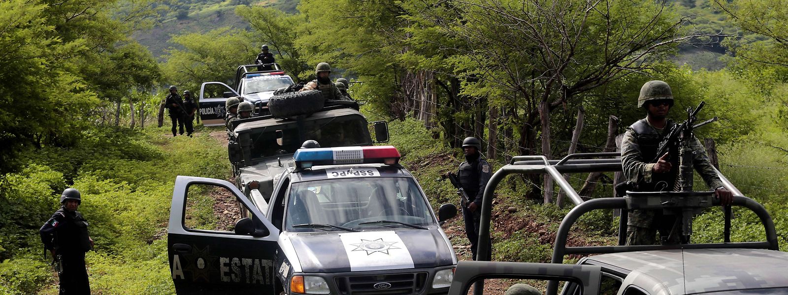 Mexikanische Soldaten und Polizisten patroullieren im Kampf gegen den Drogenhandel.