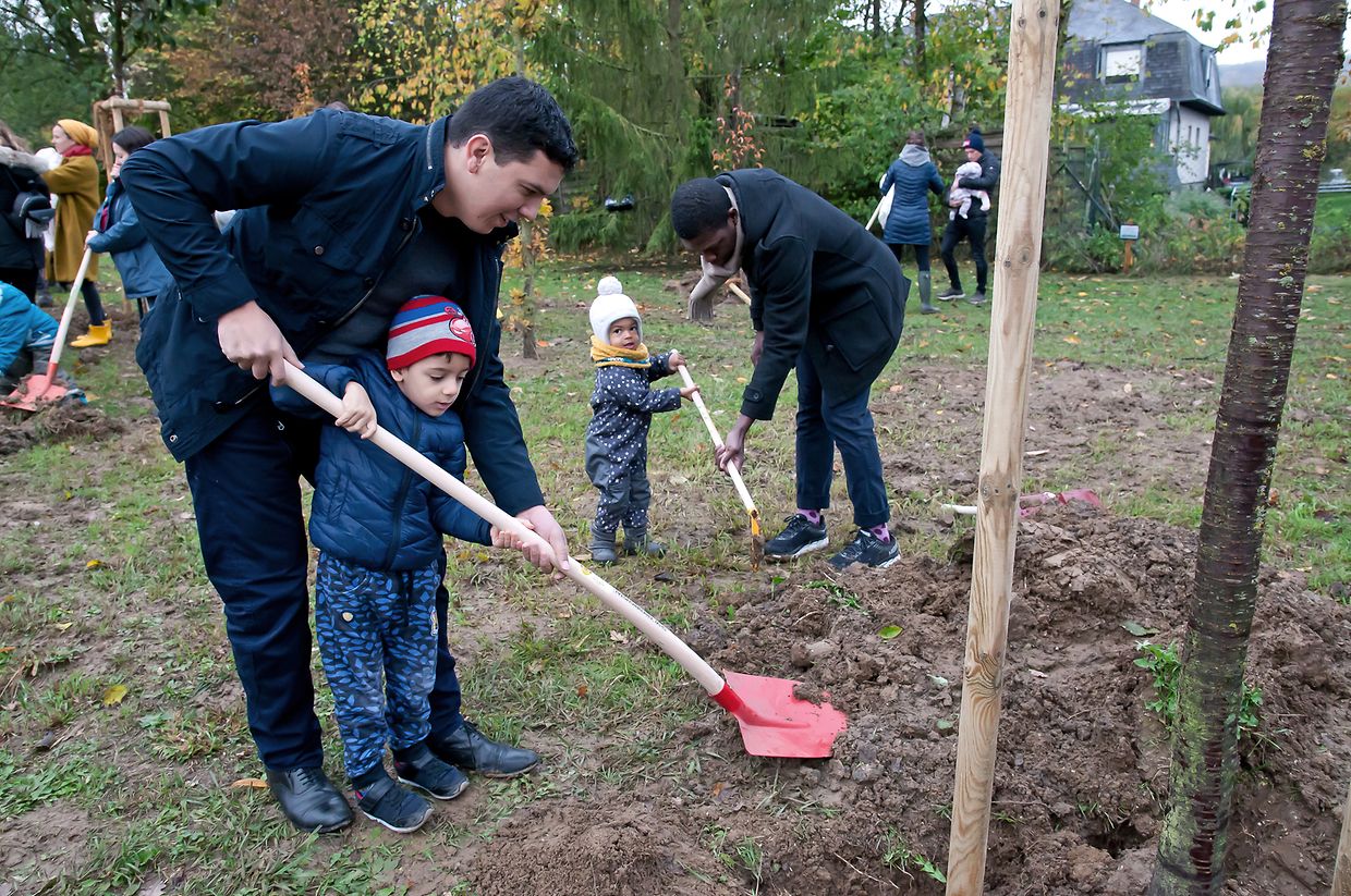 Nationaler Tag des Baumes in der Gemeinde Bettemburg: Einweihung des "Kannerbongert" in Noertzingen sowie das Pflanzen von Bäumen für die Neugeborenen der Gemeinde Bettemburg. (Foto: Alain Piron)