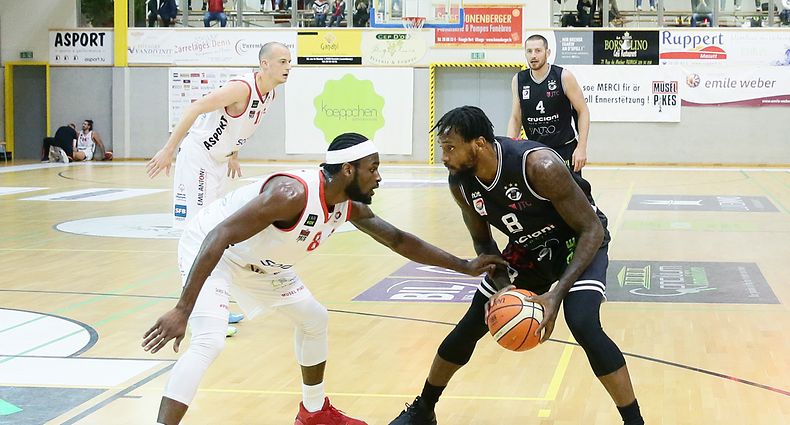 Basketball Total League Meisterschaft 2020-21 der Maenner zwischen den Musel Pikes und dem T71 Dudelingen am 17.10.2020 Marcus Milton OTTEY (8 Pikes und Jimond Ray IVEY  (8 T71)