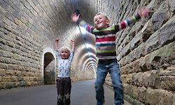 Der ehemalige Eisenbahntunnel kommt am Ende der Strecke. 