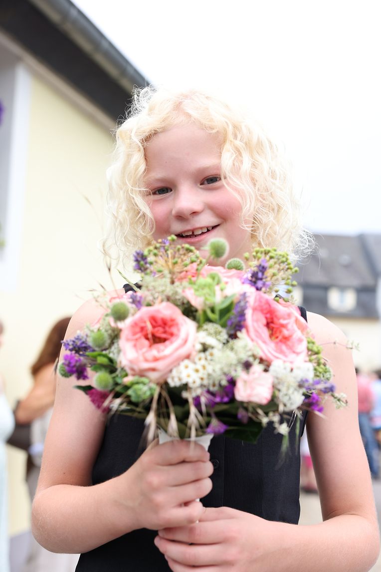 Die zehnjährige Lina überreicht der Großherzogin einen Blumenstrauß.