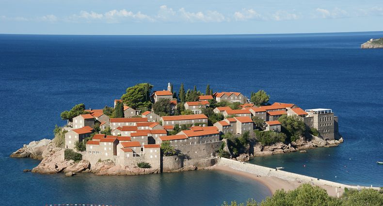 Sveti Stefan ist eine Hotelinsel, die nur für Hotelgäste zugänglich ist - oder gegen Eintritt.