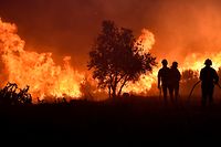 Bombeiros no combate ao incêndio na freguesia de Vila Cortês do Mondego, Guarda, no sábado.
