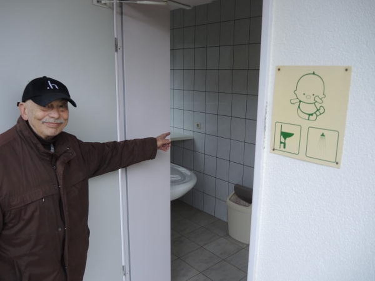 Henri Schulté zeigt die Sanitäranlagen des Camping Gaalgebierg, in die der Camping Caravanning Club investiert hat.
