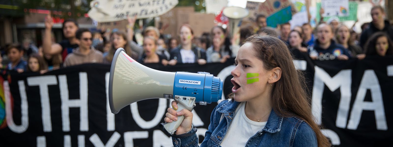 Die Mitglieder der Jugendbewegung "Youth for Climate Luxembourg" führten am Freitag den Schülermarsch an.