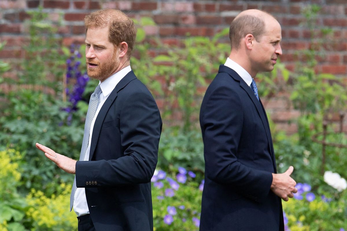 Eigentlich schienen die beiden Brüder, Harry (l.) und William (r.), unzertrennlich zu sein - laut Harrys Memoiren stehen die beiden sich allerdings schon lange in einem bitteren Wettbewerb gegenüber. 