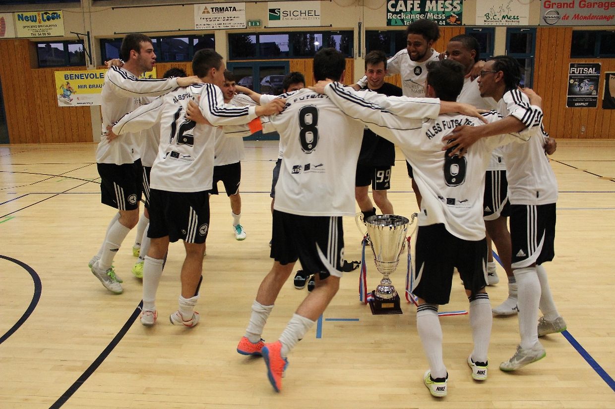 A festa da ALSS Futsal Team depois da revalidação do título