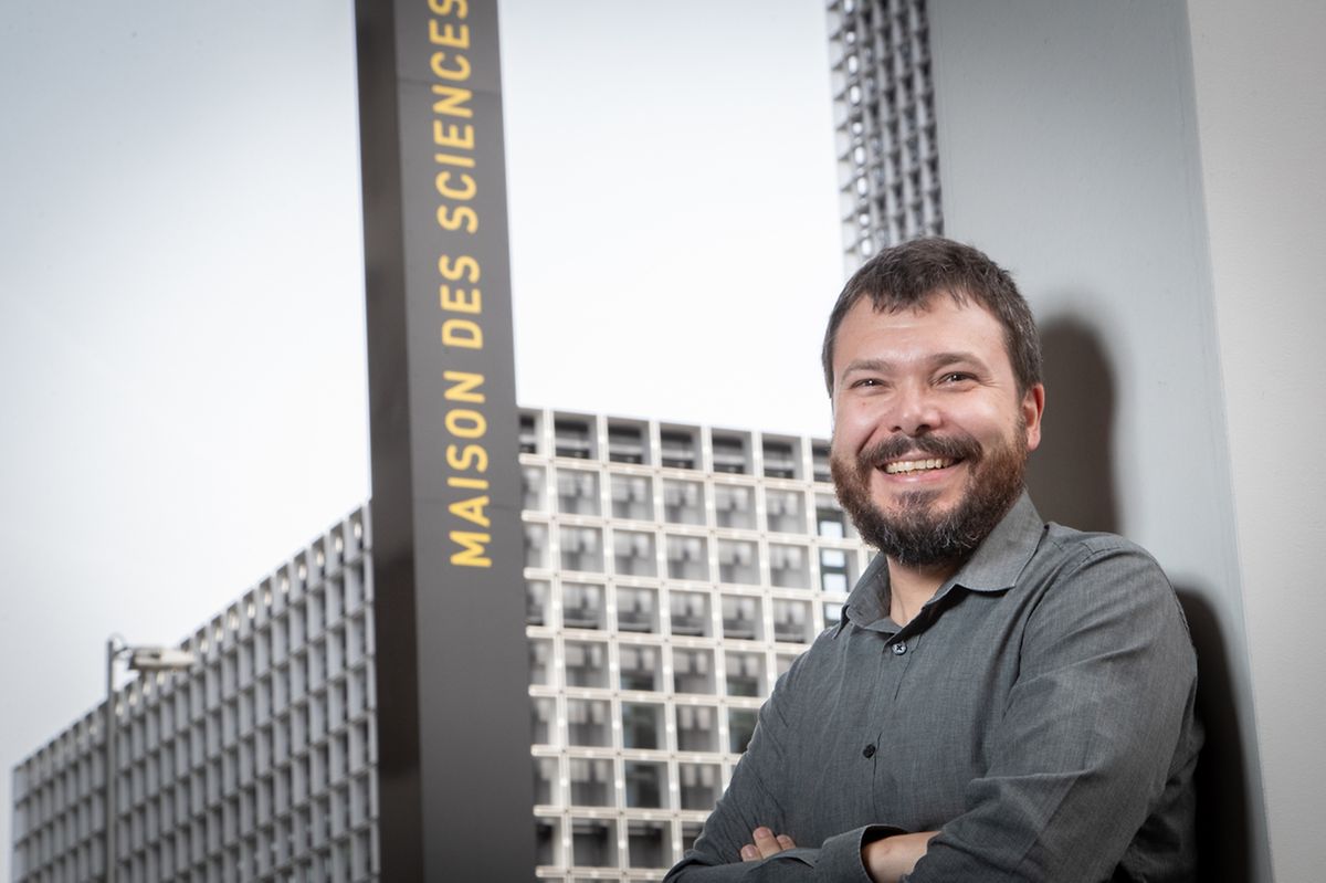 Depuis 2014, Joël Billieux est membre du groupe de travail de l'OMS sur les dépendances associées à l'utilisation excessive d'Internet, des ordinateurs et des téléphones intelligents.