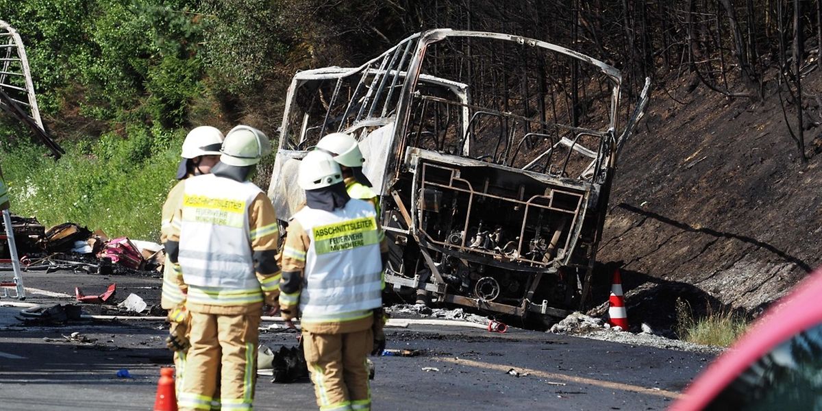 Nach einem Aufprall mit einem Laster brannte das Unglücksfahrzeug vollständig aus. 