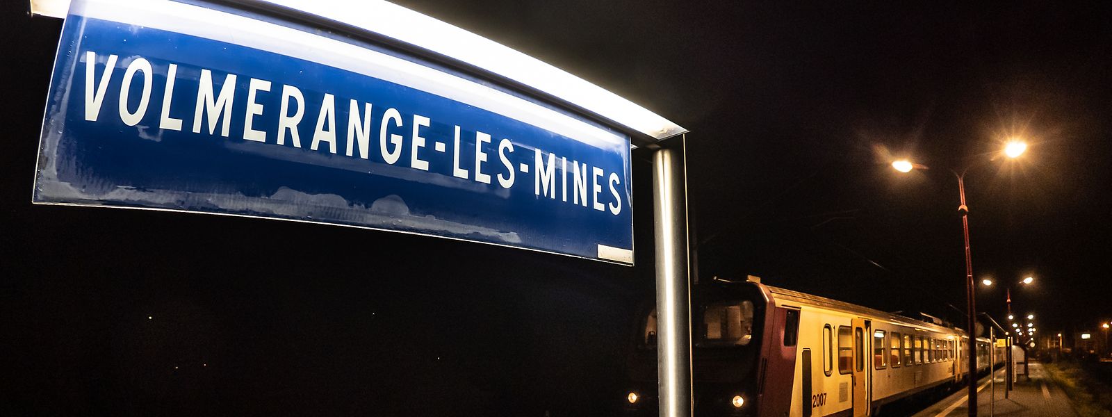 Volmerange-les-Mines, bien que commune française, a la particularité de posséder sur son territoire une gare desservie uniquement par des trains des CFL. 