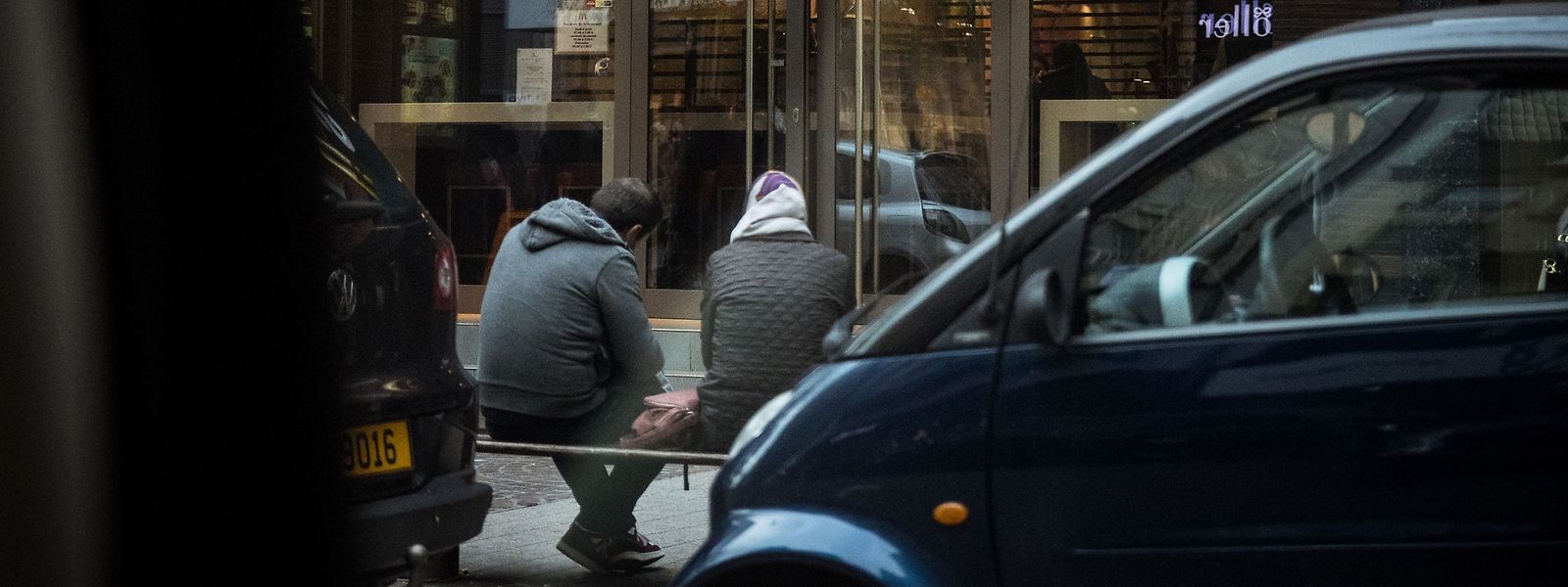 Beobachtungen im Millieu ergeben deutliche Hinweise dafür, dass das Vorgehen der nigerianischen Drogenhändler tagsüber aus dem Gästeraum eines Schnellrestaurants koordiniert wird.