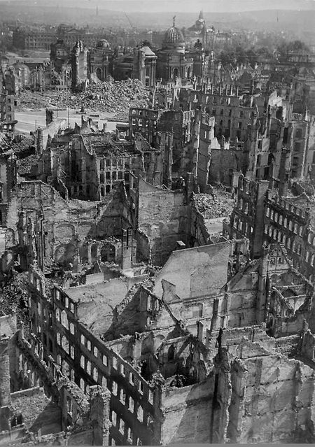 Das zerstörte Dresden, gesehen vom Turm der Kreuzkirche aus (undatiertes Foto aus dem Jahre 1946).