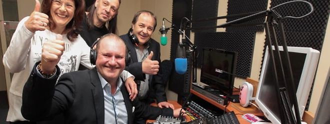 Airfm-Programmdirektor Claude Trierweiler (Mitte) und Präsident Georges Schweich (rechts) freuen sich mit dem Team auf den Sendestart. 