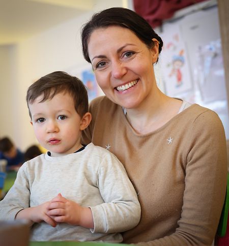 Dunja Minart (37 ans) avec son fils Tristan, âgé de deux ans et demi: «Le temps libre que mon mari et moi avons chacun est souvent une question de négociation».