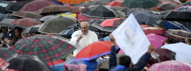 «Eine übertriebene Zentralisierung kompliziert das Leben der Kirche und ihre missionarische Dynamik, anstatt ihr zu helfen.» Namentlich erwähnt Franziskus in seinem Schreiben eine stärkere Rolle der nationalen und regionalen Bischofskonferenzen.