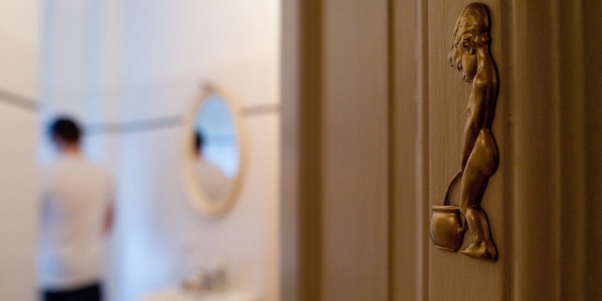 Manche Männer bemerken beim Wasserlassen, dass mit ihrer Prostata etwas nicht stimmt.