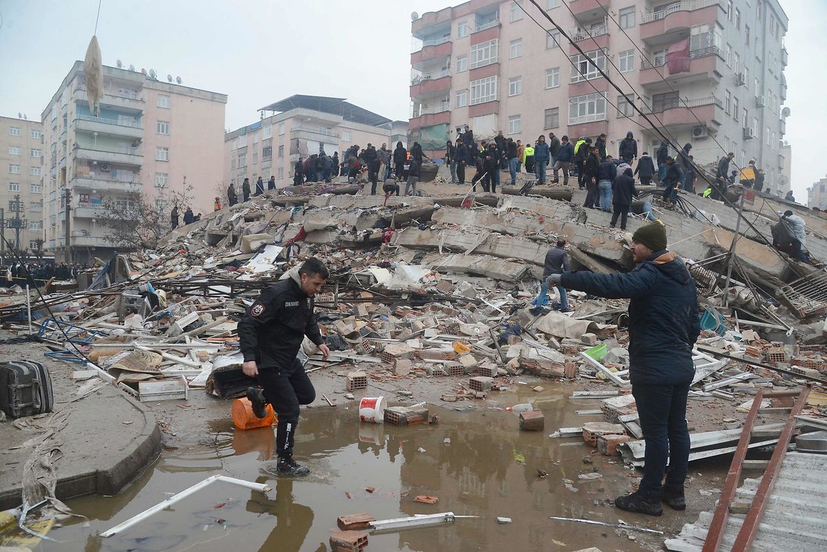 A devastação na Turquia e Síria deixada pelo sismo de 7,8 na escala de Richter.