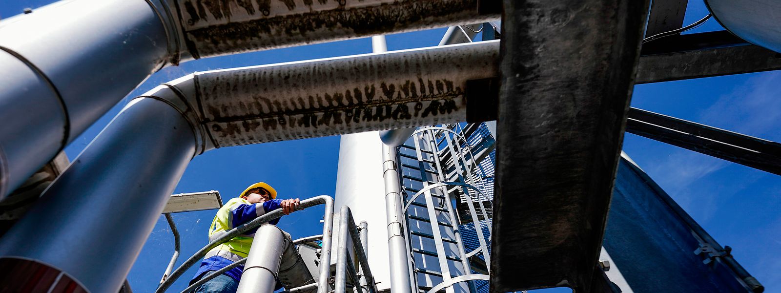 Ein Mitarbeiter der Firma „Enovos Storage GmbH“ steht auf dem Gelände des Gasspeichers auf einer Absorber-Anlage bei Frankenthal: Das Gas bleibt knapp.