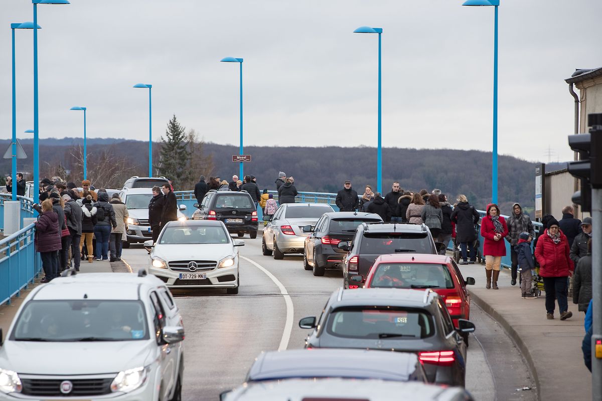 Das Hochwasser in Remich lockte viele Menschen aus ihren Häusern. 