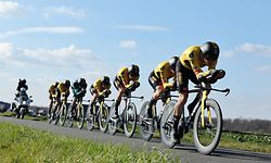 07.03.2023, Frankreich, Dampierre-En-Burly: Radsport: UCI WorldTour - Paris-Nizza, Dampierre-en-Burly (32,20 km), 3. Etappe: Rohan Dennis aus Australien und die Fahrer vom Team Jumbo-Visma in Aktion. Foto: David Pintens/Belga/dpa +++ dpa-Bildfunk +++