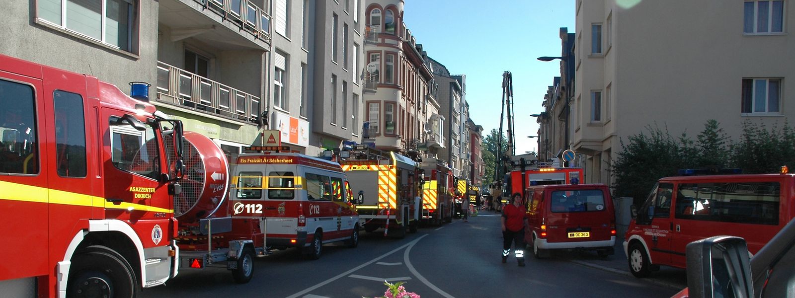 Um im Falle eines erneuten Brandes schnell reagieren zu können, kontrolliert die Feuerwehr das Mehrfamilienhaus stündlich mit einer Wärmekamera. 