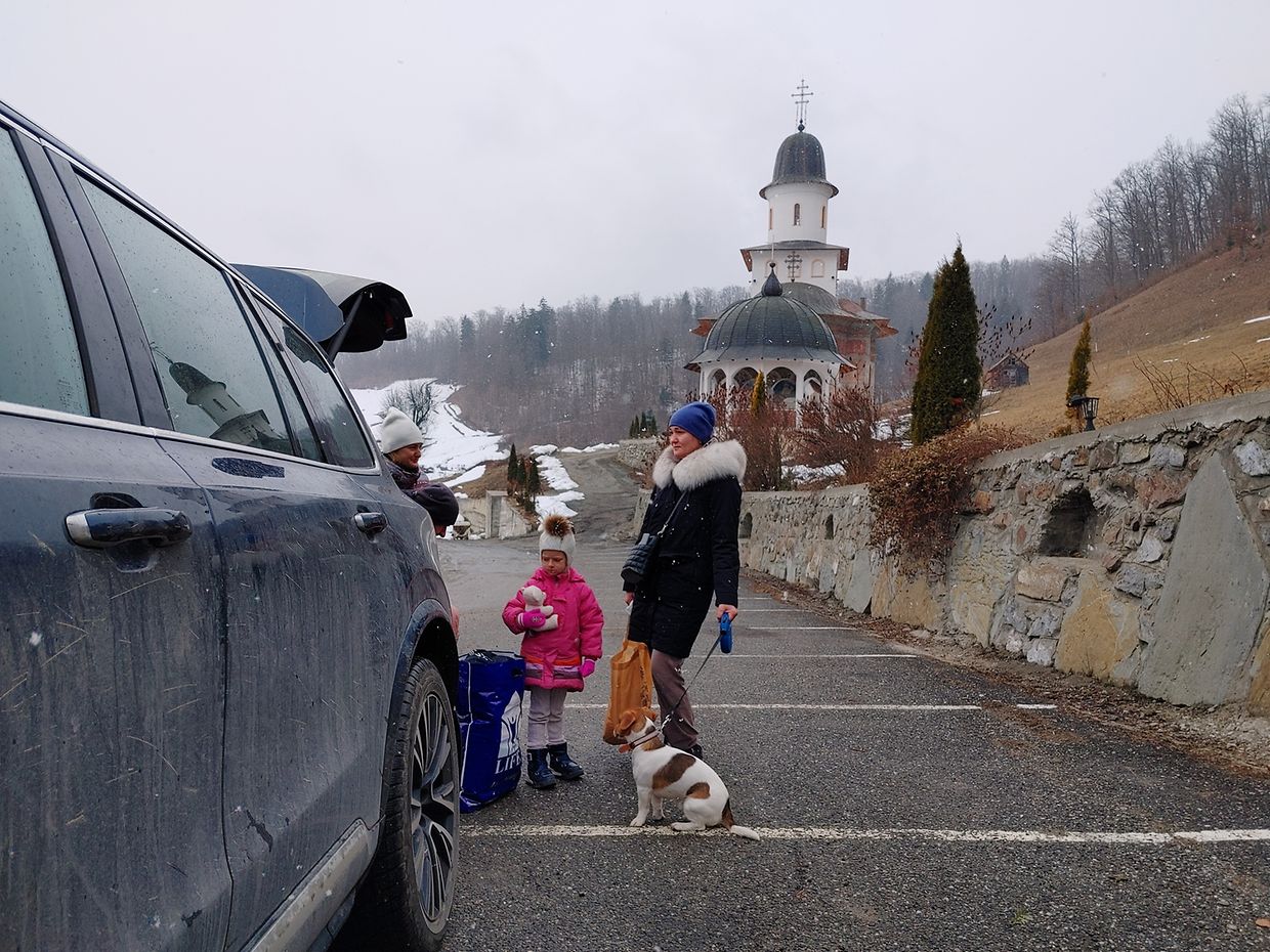 Les réfugiés ukrainiens ont été accueillis dans un monastère situé dans les montagnes roumaines.