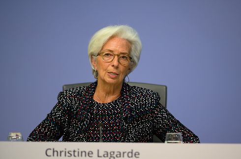 HANDOUT - 30.04.2020, Hessen, Frankfurt/Main: Christine Lagarde, EZB-Präsidentin, spricht auf einer Pressekonferenz zur EZB-Ratssitzung. Zur Unterstützung der Kreditvergabe in der Corona-Krise legt die Europäische Zentralbank (EZB) ein neues Programm mit besonders günstigen Langfristfinanzierungen auf. Das beschloss der EZB-Rat bei seiner Sitzung am Donnerstag in Frankfurt, wie die Notenbank mitteilte. Foto: Adrian Petty/EZB/dpa - ACHTUNG: Nur zur redaktionellen Verwendung im Zusammenhang mit der aktuellen Berichterstattung und nur mit vollständiger Nennung des vorstehenden Credits, KEIN VERKAUF! +++ dpa-Bildfunk +++